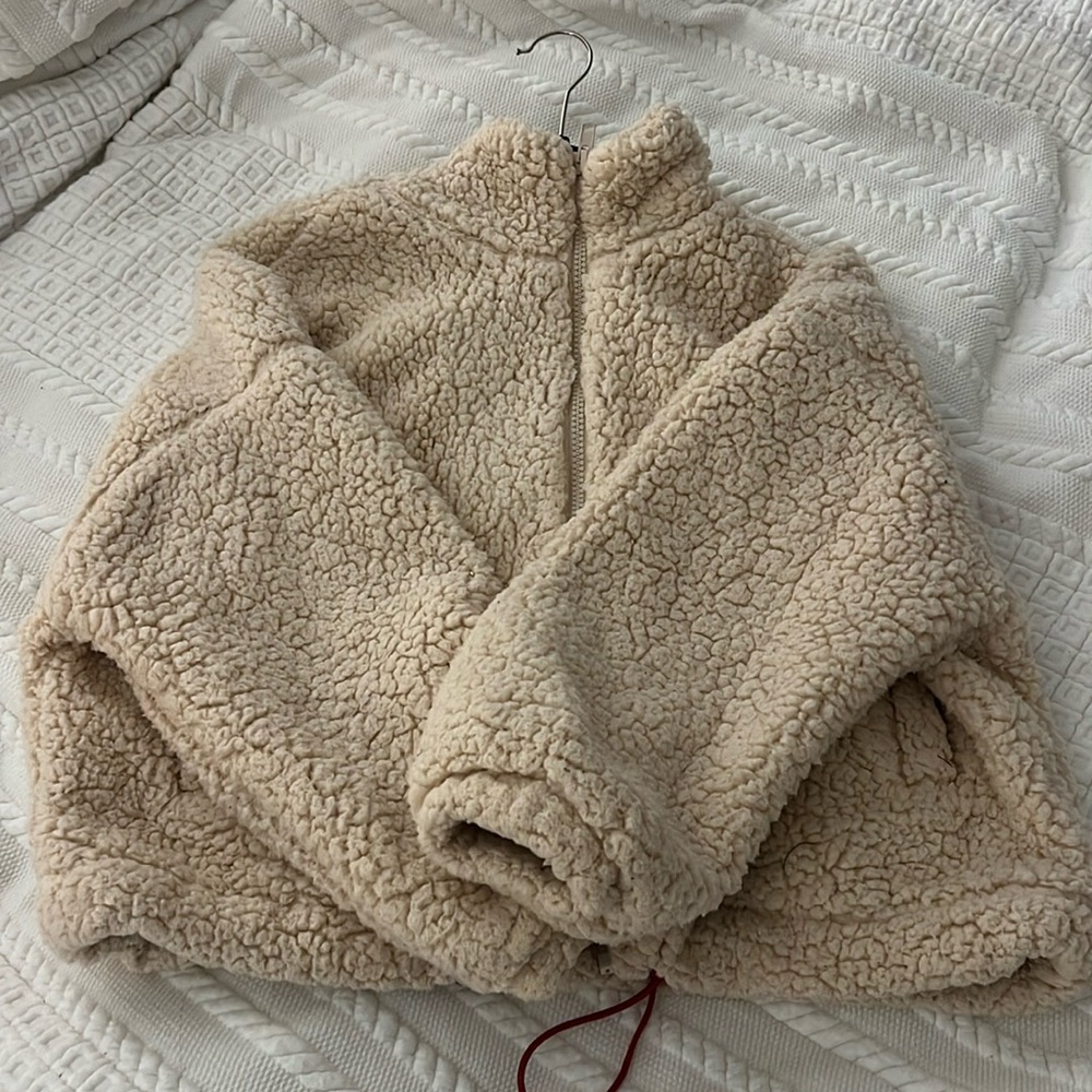 Lightly worn Teddy jacket
Crop
Super cozy!